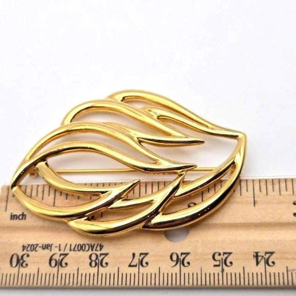 Vintage Monet Large Gold Tone Openwork Leaf Flame Feather‎ Brooch Signed